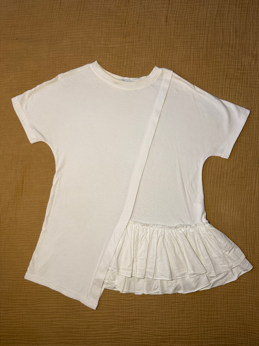 Unfashionable Women’s White Ruffle-Hem Asymmetrical Short Sleeve Top